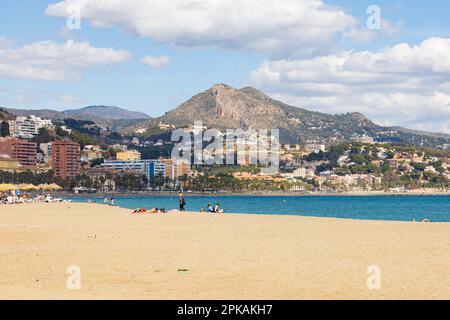 Playa la Malagueta Strand mit den Monte Malaga Bergen dahinter. Menschen, Touristen, Freizeit, Sonnenbaden, Entspannung. Malaga, Andalusien, Costa del Sol. Spai Stockfoto