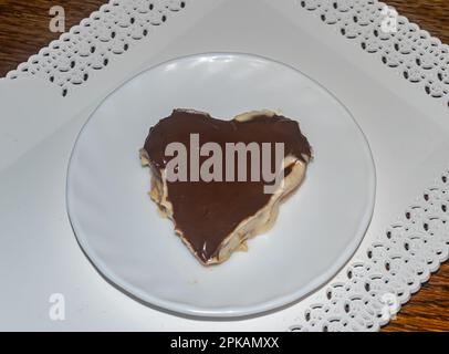 Schokokuchen in Herzform Stockfoto