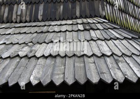 Das Dach des alten Gebäudes ist mit Holzfliesen bedeckt Stockfoto