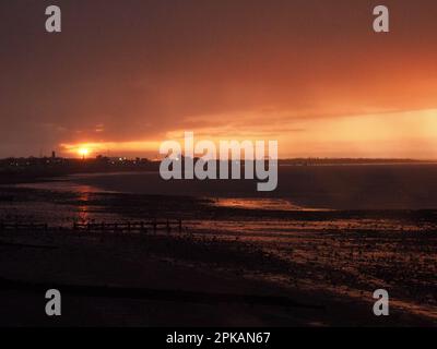 Sheerness, Kent, Großbritannien. 6. April 2023. UK Weather: Dramatischer Sonnenuntergang bei einem Regenschauer in Sheerness, Kent, heute Abend. Kredit: James Bell/Alamy Live News Stockfoto