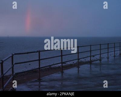 Sheerness, Kent, Großbritannien. 6. April 2023. UK Weather: Dramatischer Sonnenuntergang bei einem Regenschauer in Sheerness, Kent, heute Abend. Kredit: James Bell/Alamy Live News Stockfoto