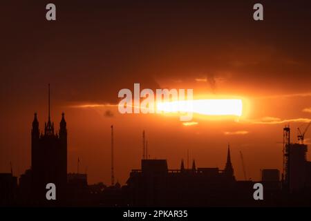 London, Großbritannien. 6. April 2023. Wetter in Großbritannien: Dramatischer Abenduntergang über Westminster nach einem kurzen Regensturm. Kredit: Guy Corbishley/Alamy Live News Stockfoto