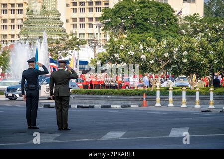 Bangkok, Thailand. 06. April 2023. Die Offiziere der Royal Thai Police erweisen der königlichen Autokolonne ihre Ehre, während sie zur Chakri-Feier am Denkmal Rama I vorbeifahren. Für die Thailänder ist der Chakri Memorial Day am 6. April jedes Jahres ein besonderer Anlass, bei dem sie ihre eigene Royal Foundation feiern, die Gründung der Chakri-Dynastie durch König Rama I im Jahr 1782, als die Hauptstadt Bangkok gegründet wurde. (Foto: Nathalie Jamois/SOPA Images/Sipa USA) Guthaben: SIPA USA/Alamy Live News Stockfoto