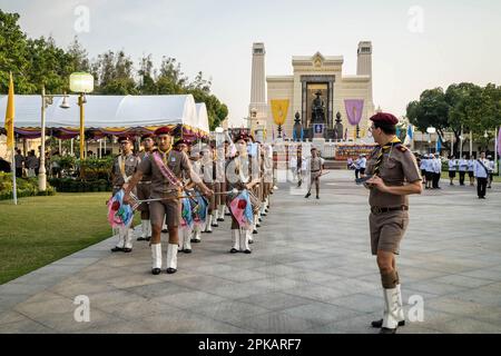 Bangkok, Thailand. 06. April 2023. Junge Pfadfinder nehmen an einer Parade während der Chakri-Tagestour Teil, vor dem Denkmal von Rama I, in der Nähe der Memorial Bridge in Bangkok. Für die Thailänder ist der Chakri Memorial Day am 6. April jedes Jahres ein besonderer Anlass, bei dem sie ihre eigene Royal Foundation feiern, die Gründung der Chakri-Dynastie durch König Rama I im Jahr 1782, als die Hauptstadt Bangkok gegründet wurde. (Foto: Nathalie Jamois/SOPA Images/Sipa USA) Guthaben: SIPA USA/Alamy Live News Stockfoto