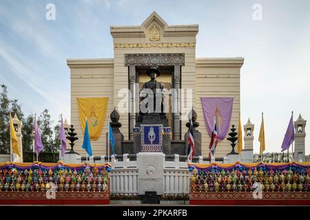 Bangkok, Thailand. 06. April 2023. Das Denkmal von Rama I setzte sich auf den Thron, das auf einem hohen Sockel gegenüber Bangkok mit dem Rücken zur Memorial Bridge platziert wurde, die für die Zeremonie dekoriert wurde. Für die Thailänder ist der Chakri Memorial Day am 6. April jedes Jahres ein besonderer Anlass, bei dem sie ihre eigene Royal Foundation feiern, die Gründung der Chakri-Dynastie durch König Rama I im Jahr 1782, als die Hauptstadt Bangkok gegründet wurde. (Foto: Nathalie Jamois/SOPA Images/Sipa USA) Guthaben: SIPA USA/Alamy Live News Stockfoto