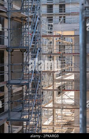 Details der Fassade des mehrstöckigen Gerüstgebäudes in der Schale mit aufregender Hintergrundbeleuchtung Stockfoto