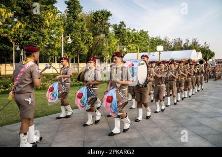 Bangkok, Thailand. 06. April 2023. Eine Parade junger Späher während der Chakri-Feier. Für die Thailänder ist der Chakri Memorial Day am 6. April jedes Jahres ein besonderer Anlass, bei dem sie ihre eigene Royal Foundation feiern, die Gründung der Chakri-Dynastie durch König Rama I im Jahr 1782, als die Hauptstadt Bangkok gegründet wurde. (Foto: Nathalie Jamois/SOPA Images/Sipa USA) Guthaben: SIPA USA/Alamy Live News Stockfoto