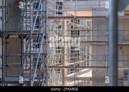 Details der Fassade des mehrstöckigen Gerüstgebäudes in der Schale mit aufregender Hintergrundbeleuchtung Stockfoto