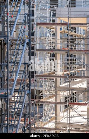 Details der Fassade des mehrstöckigen Gerüstgebäudes in der Schale mit aufregender Hintergrundbeleuchtung Stockfoto
