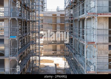 Details der Fassade des mehrstöckigen Gerüstgebäudes in der Schale mit aufregender Hintergrundbeleuchtung Stockfoto