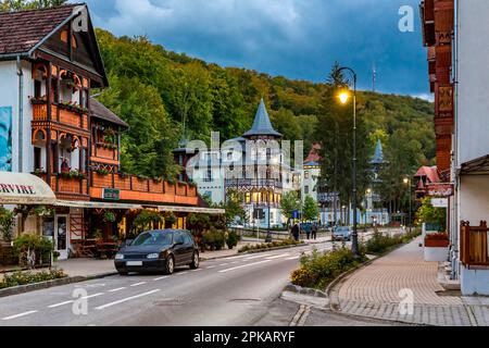 Kurhäuser im Zentrum von Sovata in der Abenddämmerung, Mures County, Transsilvanien, Rumänien Stockfoto