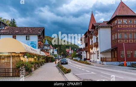 Kurhäuser im Zentrum von Sovata in der Abenddämmerung, Mures County, Transsilvanien, Rumänien Stockfoto