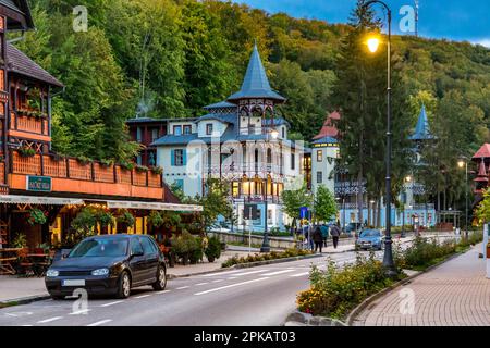Kurhäuser im Zentrum von Sovata in der Abenddämmerung, Mures County, Transsilvanien, Rumänien Stockfoto
