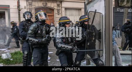 Gewalttätiger Zusammenstoß der französischen Polizei mit Demonstranten am 11. Tag der französischen Rentenstreiks. Stockfoto