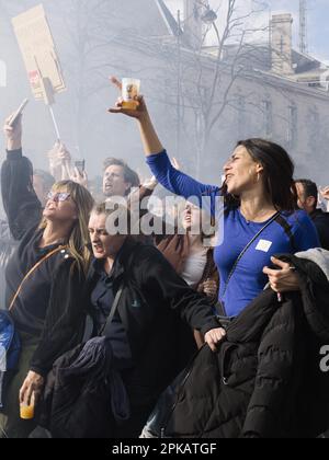 Gabriel Gauffre / Le Pictorium - 11. Tag der Mobilisierung gegen die Rentenreform in Paris - 6/4/2023 - Frankreich / Ile-de-France (Region) / Paris - Demonstranten am Place d'Italie. Nach der Anwendung von Artikel 49,3 durch die französische Regierung zur Verabschiedung der Rentenreform setzt sich die Mobilisierung in Frankreich fort. In Paris begann der marsch von Les Invalides bis zum Place d'Italie. Laut Strafverfolgungsbehörden gab es in der Hauptstadt 57.000 Demonstranten, gegenüber 400.000 laut Gewerkschaften. Stockfoto