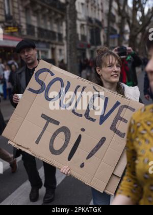 Gabriel Gauffre / Le Pictorium - 11. Tag der Mobilisierung gegen die Rentenreform in Paris - 6/4/2023 - Frankreich / Ile-de-France (Region) / Paris - nach der Anwendung von Artikel 49,3 durch die französische Regierung zur Verabschiedung der Rentenreform geht die Mobilisierung in Frankreich weiter. In Paris begann der marsch von Les Invalides bis zum Place d'Italie. Laut Strafverfolgungsbehörden gab es in der Hauptstadt 57.000 Demonstranten, gegenüber 400.000 laut Gewerkschaften. Stockfoto