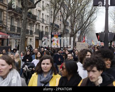 Gabriel Gauffre / Le Pictorium - 11. Tag der Mobilisierung gegen die Rentenreform in Paris - 6/4/2023 - Frankreich / Ile-de-France (Region) / Paris - nach der Anwendung von Artikel 49,3 durch die französische Regierung zur Verabschiedung der Rentenreform geht die Mobilisierung in Frankreich weiter. In Paris begann der marsch von Les Invalides bis zum Place d'Italie. Laut Strafverfolgungsbehörden gab es in der Hauptstadt 57.000 Demonstranten, gegenüber 400.000 laut Gewerkschaften. Stockfoto