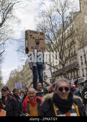 Gabriel Gauffre / Le Pictorium - 11. Tag der Mobilisierung gegen die Rentenreform in Paris - 6/4/2023 - Frankreich / Ile-de-France (Region) / Paris - nach der Anwendung von Artikel 49,3 durch die französische Regierung zur Verabschiedung der Rentenreform geht die Mobilisierung in Frankreich weiter. In Paris begann der marsch von Les Invalides bis zum Place d'Italie. Laut Strafverfolgungsbehörden gab es in der Hauptstadt 57.000 Demonstranten, gegenüber 400.000 laut Gewerkschaften. Stockfoto