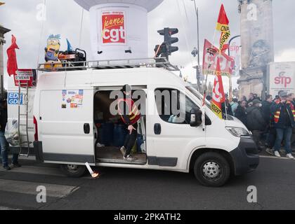 Gabriel Gauffre / Le Pictorium - 11. Tag der Mobilisierung gegen die Rentenreform in Paris - 6/4/2023 - Frankreich / Ile-de-France (Region) / Paris - Ein Gewerkschafter wirft zu Beginn der Demonstration in Les Invalides eine Rauchbombe. Nach der Anwendung von Artikel 49,3 durch die französische Regierung zur Verabschiedung der Rentenreform setzt sich die Mobilisierung in Frankreich fort. In Paris begann der marsch von Les Invalides bis zum Place d'Italie. Laut Strafverfolgungsbehörden gab es in der Hauptstadt 57.000 Demonstranten, gegenüber 400.000 laut Gewerkschaften. Stockfoto