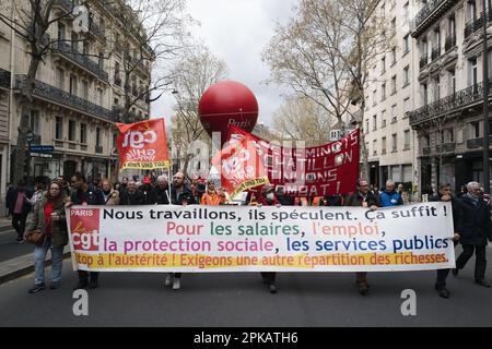 Gabriel Gauffre / Le Pictorium - 11. Tag der Mobilisierung gegen die Rentenreform in Paris - 6/4/2023 - Frankreich / Ile-de-France (Region) / Paris - nach der Anwendung von Artikel 49,3 durch die französische Regierung zur Verabschiedung der Rentenreform geht die Mobilisierung in Frankreich weiter. In Paris begann der marsch von Les Invalides bis zum Place d'Italie. Laut Strafverfolgungsbehörden gab es in der Hauptstadt 57.000 Demonstranten, gegenüber 400.000 laut Gewerkschaften. Stockfoto