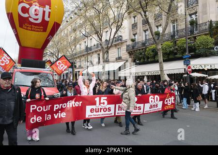 Gabriel Gauffre / Le Pictorium - 11. Tag der Mobilisierung gegen die Rentenreform in Paris - 6/4/2023 - Frankreich / Ile-de-France (Region) / Paris - nach der Anwendung von Artikel 49,3 durch die französische Regierung zur Verabschiedung der Rentenreform geht die Mobilisierung in Frankreich weiter. In Paris begann der marsch von Les Invalides bis zum Place d'Italie. Laut Strafverfolgungsbehörden gab es in der Hauptstadt 57.000 Demonstranten, gegenüber 400.000 laut Gewerkschaften. Stockfoto