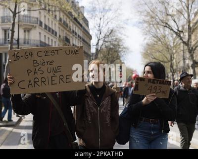 Gabriel Gauffre / Le Pictorium - 11. Tag der Mobilisierung gegen die Rentenreform in Paris - 6/4/2023 - Frankreich / Ile-de-France (Region) / Paris - nach der Anwendung von Artikel 49,3 durch die französische Regierung zur Verabschiedung der Rentenreform geht die Mobilisierung in Frankreich weiter. In Paris begann der marsch von Les Invalides bis zum Place d'Italie. Laut Strafverfolgungsbehörden gab es in der Hauptstadt 57.000 Demonstranten, gegenüber 400.000 laut Gewerkschaften. Stockfoto