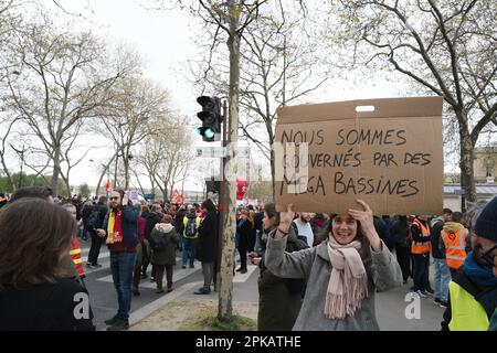 Gabriel Gauffre / Le Pictorium - 11. Tag der Mobilisierung gegen die Rentenreform in Paris - 6/4/2023 - Frankreich / Ile-de-France (Region) / Paris - nach der Anwendung von Artikel 49,3 durch die französische Regierung zur Verabschiedung der Rentenreform geht die Mobilisierung in Frankreich weiter. In Paris begann der marsch von Les Invalides bis zum Place d'Italie. Laut Strafverfolgungsbehörden gab es in der Hauptstadt 57.000 Demonstranten, gegenüber 400.000 laut Gewerkschaften. Stockfoto