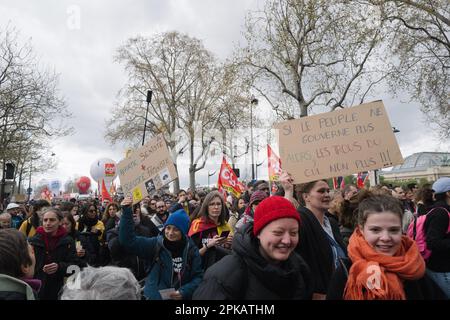 Gabriel Gauffre / Le Pictorium - 11. Tag der Mobilisierung gegen die Rentenreform in Paris - 6/4/2023 - Frankreich / Ile-de-France (Region) / Paris - nach der Anwendung von Artikel 49,3 durch die französische Regierung zur Verabschiedung der Rentenreform geht die Mobilisierung in Frankreich weiter. In Paris begann der marsch von Les Invalides bis zum Place d'Italie. Laut Strafverfolgungsbehörden gab es in der Hauptstadt 57.000 Demonstranten, gegenüber 400.000 laut Gewerkschaften. Stockfoto