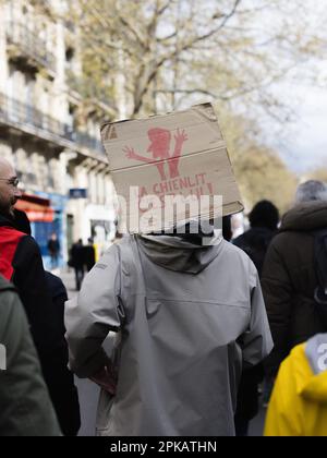 Gabriel Gauffre / Le Pictorium - 11. Tag der Mobilisierung gegen die Rentenreform in Paris - 6/4/2023 - Frankreich / Ile-de-France (Region) / Paris - nach der Anwendung von Artikel 49,3 durch die französische Regierung zur Verabschiedung der Rentenreform geht die Mobilisierung in Frankreich weiter. In Paris begann der marsch von Les Invalides bis zum Place d'Italie. Laut Strafverfolgungsbehörden gab es in der Hauptstadt 57.000 Demonstranten, gegenüber 400.000 laut Gewerkschaften. Stockfoto