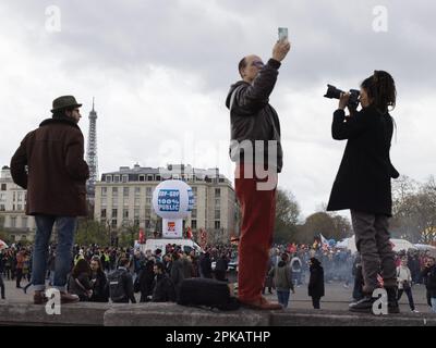 Gabriel Gauffre / Le Pictorium - 11. Tag der Mobilisierung gegen die Rentenreform in Paris - 6/4/2023 - Frankreich / Ile-de-France (Region) / Paris - Demonstranten zu Beginn der Demonstration, am Invalidendom. Nach der Anwendung von Artikel 49,3 durch die französische Regierung zur Verabschiedung der Rentenreform setzt sich die Mobilisierung in Frankreich fort. In Paris begann der marsch von Les Invalides bis zum Place d'Italie. Laut Strafverfolgungsbehörden gab es in der Hauptstadt 57.000 Demonstranten, gegenüber 400.000 laut Gewerkschaften. Stockfoto