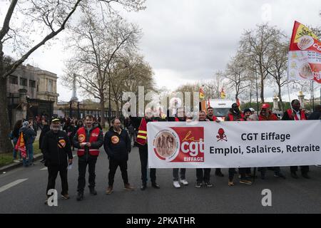 Gabriel Gauffre / Le Pictorium - 11. Tag der Mobilisierung gegen die Rentenreform in Paris - 6/4/2023 - Frankreich / Ile-de-France (Region) / Paris - nach der Anwendung von Artikel 49,3 durch die französische Regierung zur Verabschiedung der Rentenreform geht die Mobilisierung in Frankreich weiter. In Paris begann der marsch von Les Invalides bis zum Place d'Italie. Laut Strafverfolgungsbehörden gab es in der Hauptstadt 57.000 Demonstranten, gegenüber 400.000 laut Gewerkschaften. Stockfoto