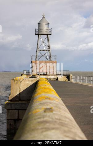 Pier Light am nördlichen Pier des ehemaligen dritten Hafeneingangs in Wilhelmshaven, Niedersachsen, Deutschland Stockfoto