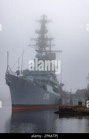 Nebelige Atmosphäre, geführter Raketenzerstörer Mölders im Nebel, Deutsches Marinemuseum in South Beach, Wilhelmshaven, Niedersachsen, Deutschland Stockfoto