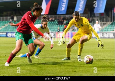 Torhüter Khadija Er-Rmichi (1 Marokko), Nesryne El Chad (5 Marokko) und Denisa Vesela (20 Tschechische Republik) während der internationalen Freundschaft zwischen der Tschechischen Republik und Marokko im Letni Stadion, Chomutov. (Sven Beyrich/SPP) Kredit: SPP Sport Press Photo. Alamy Live News Stockfoto