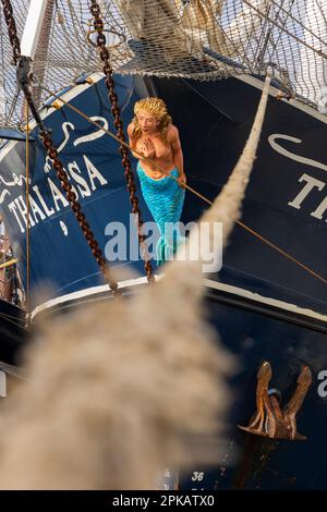 Segelschiff 'THALASSA' in Bontekai festgemacht, Einheit, Seil, Festmacherseil, Galionsfigur, Seegöttin, Meerjungfrau, für den 20. Wilhelmshaven Sailing-CUP 2020 in Wilhelmshaven, Niedersachsen, Deutschland Stockfoto