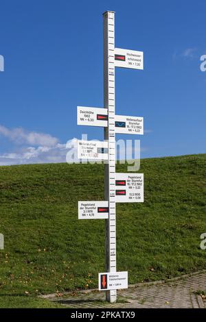 Markiertafel mit den verschiedenen Markierungen, mittleres Hochwasser, Sturmfluß, Welle, Sturmfluß, Deichhöhe, Hochwasserschutzmauer, am Südstrand, Wilhelmshaven, Niedersachsen, Deutschland Stockfoto