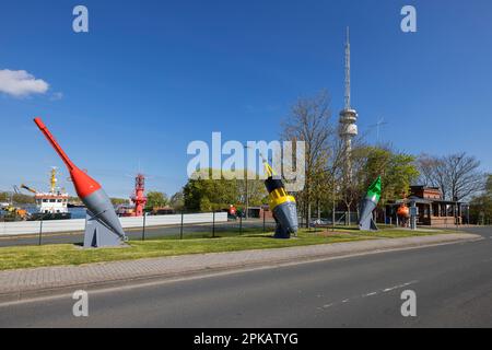 Bojen vor dem Bauhof der Wasserstraßen- und Schifffahrtsbehörde Weser-Jade-Nordsee, im Hintergrund der Antennenturm der Wasserstraßen- und Schifffahrtsbehörde Wilhelmshaven, Schleusenstraße, Wilhelmshaven, Niedersachsen, Deutschland Stockfoto