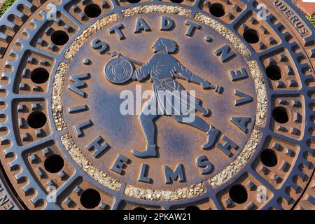 Schachtabdeckung mit Wilhelmshaven City Wappen, Detail, Friese mit Schwertlanze und rundem Schild, Wilhelmshaven, Niedersachsen, Deutschland Stockfoto