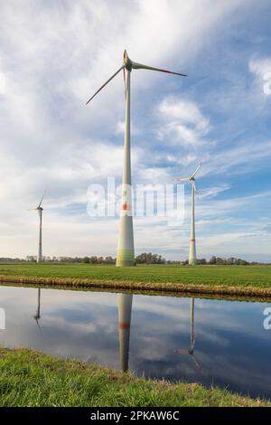 Gebrochene Rotorblätter einer Enercon-Turbine am Ems-Jade-Kanal, Windturbine der Friesen-Elektra II GmbH & Co KG, in Sande, Gemeinde Friesland, Niedersachsen, Deutschland Stockfoto