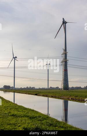 Gebrochene Rotorblätter einer Enercon-Turbine am Ems-Jade-Kanal, Windturbine der Friesen-Elektra II GmbH & Co KG, in Sande, Gemeinde Friesland, Niedersachsen, Deutschland Stockfoto