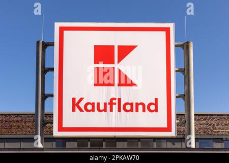 kaufland-logo-auf-dem-geb-ude-eines-kaufland-gesch-fts-detail