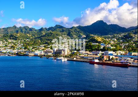Küstenlinie voller Boote mit vielen Wohnhäusern auf dem Hügel, Kingstown, Saint Vincent und die Grenadinen Stockfoto