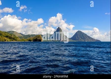Die berühmten St. Lucia Twin Pitons in Soufriere wurden aus der Karibik gefangen Stockfoto