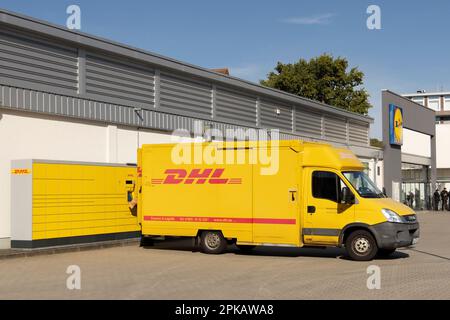 DHL-Lieferwagen, DHL Packstation 123 befindet sich direkt im Lidl Store, Mitscherlichstraße, Wilhelmshaven, Niedersachsen, Deutschland Symbolbild, Abholung und Abgabe von Paketen rund um die Uhr, Stockfoto
