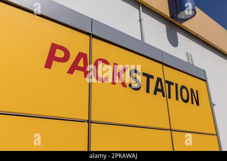 DHL Packstation 177, an EINER JET-Tankstelle, Detail, Beschriftung, Beschriftung, Symbolbild, Abholung und Rückgabe von Paketen rund um die Uhr, Wilhelmshaven, Niedersachsen, Deutschland Stockfoto