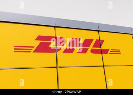 DHL Packstation 177, an EINER JET-Tankstelle, Detail, Beschriftung, Beschriftung, Symbolbild, Abholung und Rückgabe von Paketen rund um die Uhr, Wilhelmshaven, Niedersachsen, Deutschland Stockfoto