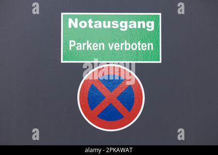 Notausgangstür eines Lidl-Geschäfts, Detail, Schild mit der Aufschrift Notausstieg Parken verboten, kein Stoppschild, Wilhelmshaven, Niedersachsen, Deutschland Stockfoto