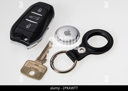 Apple AirTag, Autoschlüssel, Schlüsselanhänger, Detail, Symbolbild,  Tracking-Tag, Schlüsselsuche, weißer Hintergrund Stockfotografie - Alamy