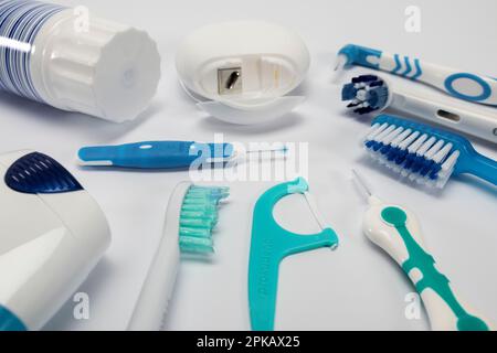 Verschiedene Zahnpflegeprodukte, Zahnpasta, Mundspülung, Zahnbürste, Zahnstock, Zahnseide, Zahnzwischenbürste, Handzahnbürste, Detail, Symbolbild, Zahnhygiene, weißer Hintergrund, Stockfoto