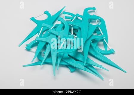 Viele Zahnseide-Sticks zur Reinigung der Zahnzwischenräume, Symbolbild, Zahnzwischenraumpflege, Zahnbürsten, Zahnpflege, Weißer Hintergrund, Stockfoto